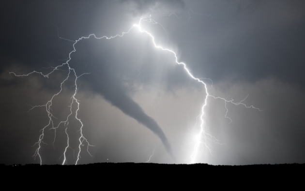 Tormentas y tornados en la Península Ibérica. Meteoros adversos extremos que les caracterizan